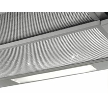 Detailní pohled na digestoř s kovovým filtrem a osvětlením