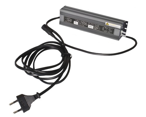 Napájecí zdroj s připojovacím kabelem a zástrčkou