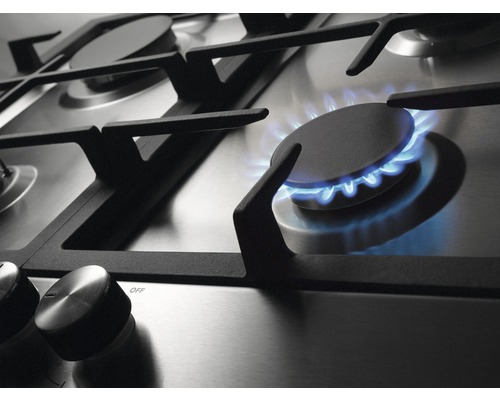 Detail plynového sporáku s hořícím plamenem