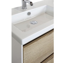 Detailní pohled na umyvadlo s baterií a dřevěnou spodní skříňkou