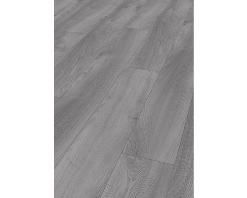 Šedá laminátová podlaha se vzhledem dřeva
