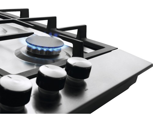 Nerezová plynová varná deska s modrým plamenem a černými ovládacími prvky