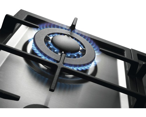 Plynová varná deska s hořícím plamenem