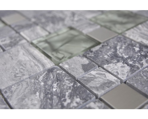 Detail mozaikových dlaždic ze skla a kamene