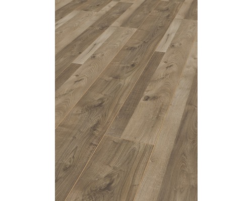 Položená laminátová podlaha s dřevěným vzhledem