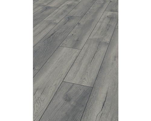 Detailní pohled na laminátovou podlahu s dřevěným vzhledem pro interiéry