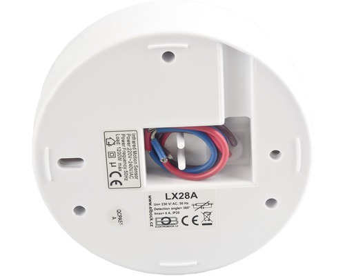 Zadní strana pohybového senzoru s technickými údaji a označením CE