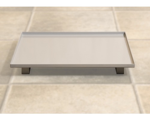 Obdélníková sprchová vanička s nožičkami na dlaždicové podlaze