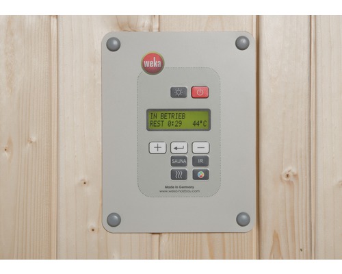 Sada saunových kamen Weka OS 9 kW s digitální kombinovanou řídicí jednotkou Logo Weka. Ovládací panel sauny na dřevěné stěně.