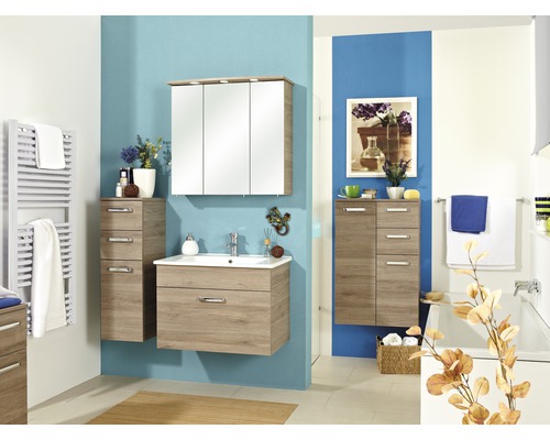 Moderní koupelna s umyvadlem, zrcadlovou skříňkou a topným žebříkem