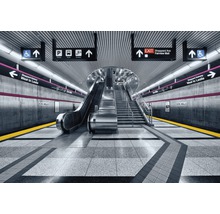 Interiérová fotografie stanice metra s eskalátory a schody