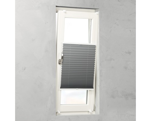 Šedá skládaná žaluzie na okně