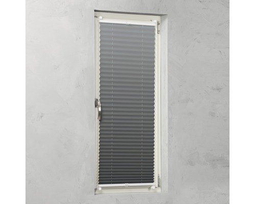 Šedá plisovaná roleta v okně pro regulaci světla