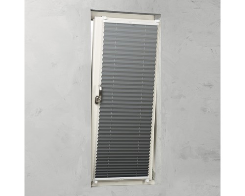 Šedá plisovaná roleta na okně pro stínění