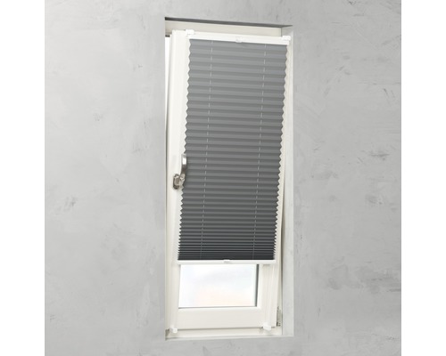 Šedá skládaná roleta na okně pro regulaci světla