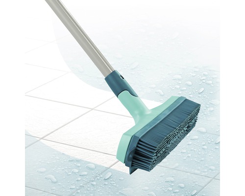 Kartáč na spáry s násadou na dlaždicové podlaze