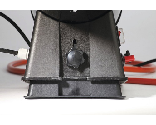 Detailní pohled na základnu se stavěcím šroubem a spínači