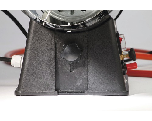 Detailní pohled na ohřívač s černým krytem a otočným knoflíkem pro ovládání.