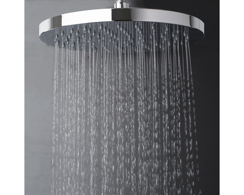 Kulatá sprchová hlavice s proudem vody