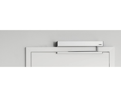 Dveřní zavírač namontovaný na dveřích