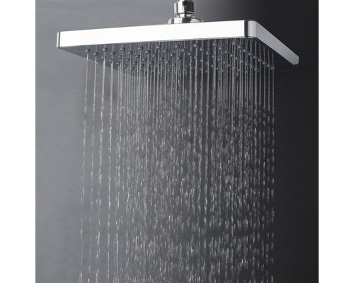 Čtvercová sprchová hlavice s proudem vody