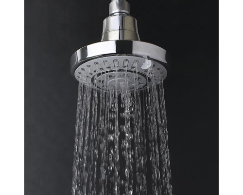 Sprchová hlavice s proudem vody