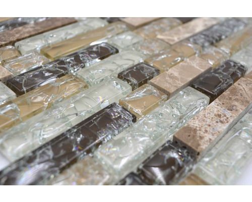 Mozaiková dlaždice ze skla a mramoru v detailu