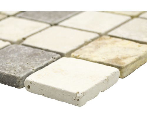 Detailní záběr čtvercových mozaikových dlaždic z přírodního kamene