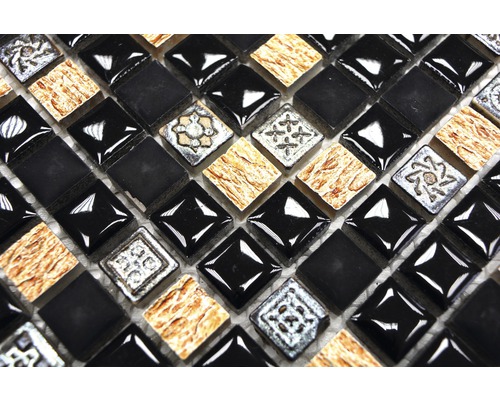 Mozaikové dlaždice se čtvercovými kameny v různých provedeních.