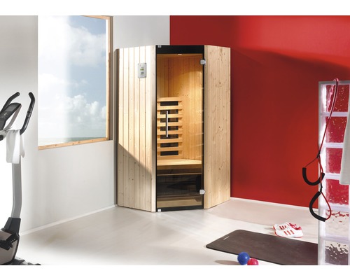 Interiér s dřevěnou saunou, rotopedem a sportovním příslušenstvím