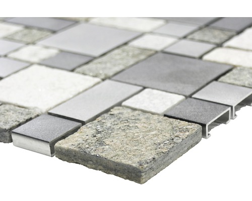 Mozaiková dlaždice z kamene a kovových prvků