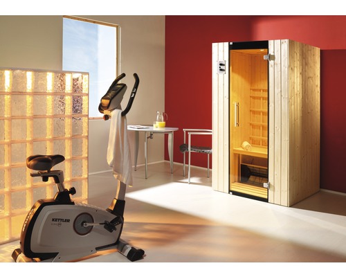 Interiér se saunou, rotopedem značky Kettler, stolem, židlí a skleněnými tvárnicemi