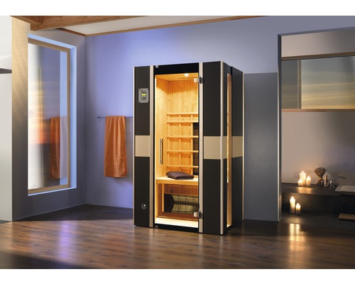 Interiérový snímek s dřevěnou infračervenou saunou s ovládacím panelem