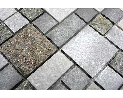 Detail mozaikových dlaždic z kamene a kovu