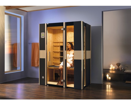 Interiér sauny se ženou v koupelně