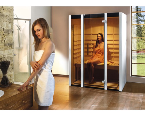 Moderní vnitřní sauna se skleněnými dveřmi v koupelně