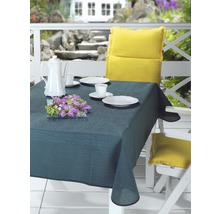 Prostřený stůl s ubrusem, nádobím a květinami na terase