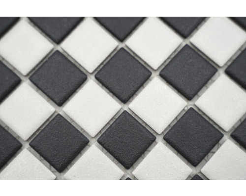 Čtvercové mozaikové dlaždice v šachovnicovém vzoru