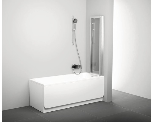 Vana se zástěnou a sprchovým setem v koupelně