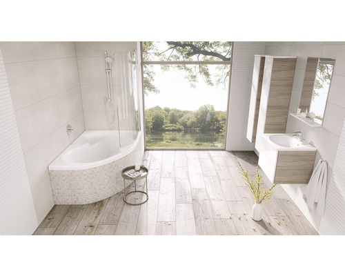 Světlá koupelna s vanou, umyvadlem a dřevěnou podlahou