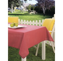 Stůl v zahradě s červeným ubrusem a žlutými polštáři