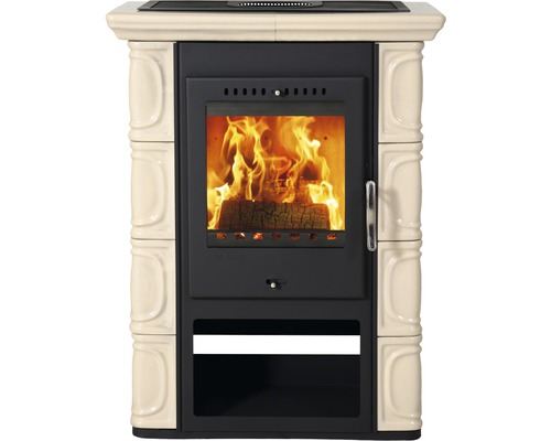 Krbová kamna s keramickým obkladem a ohněm v topeništi