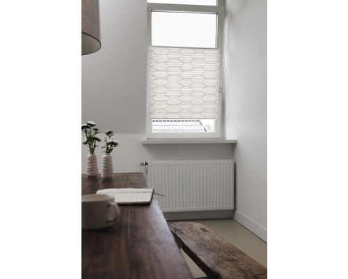 Světlá místnost s dřevěným nábytkem, radiátorem a plisovanou roletou v okně