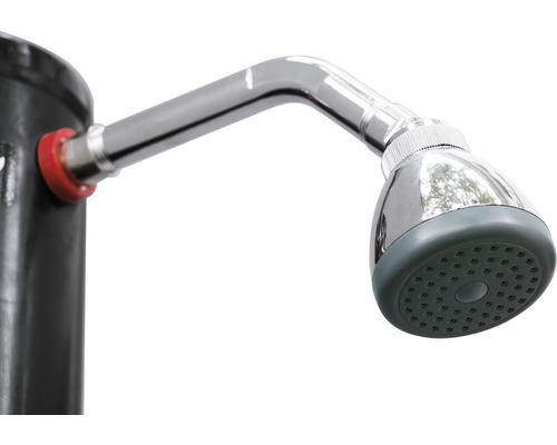 Detailní pohled na sprchovou hlavici zahradní sprchy