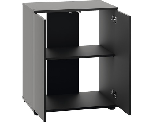 Černá spodní skříňka se dvěma otevřenými dvířky a dvěma policemi