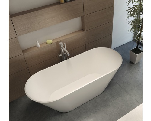 Volně stojící vana v koupelně s dřevěnou stěnou