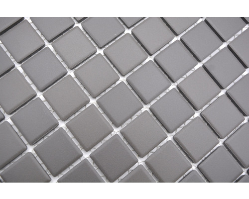 Detail šedých mozaikových dlaždic