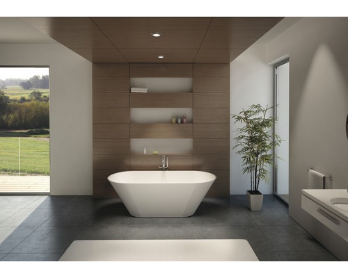 Moderní koupelna s volně stojící vanou, dřevěným obložením a velkým oknem