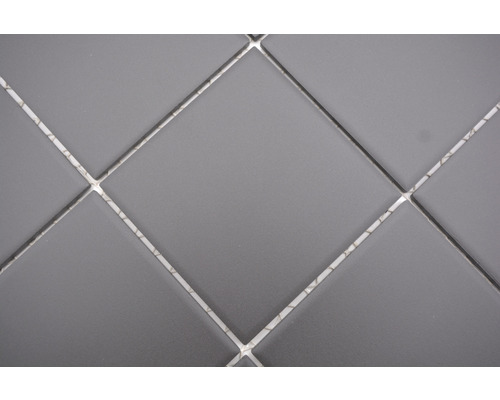 Šedé čtvercové dlaždice se spárami