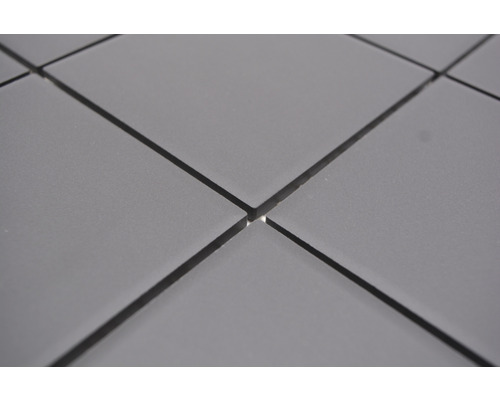 Detail čtvercových dlaždic se spárami